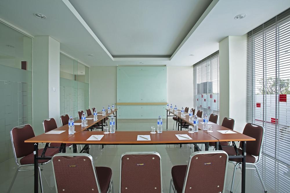 Amaris Hotel Bekasi Barat Ngoại thất bức ảnh